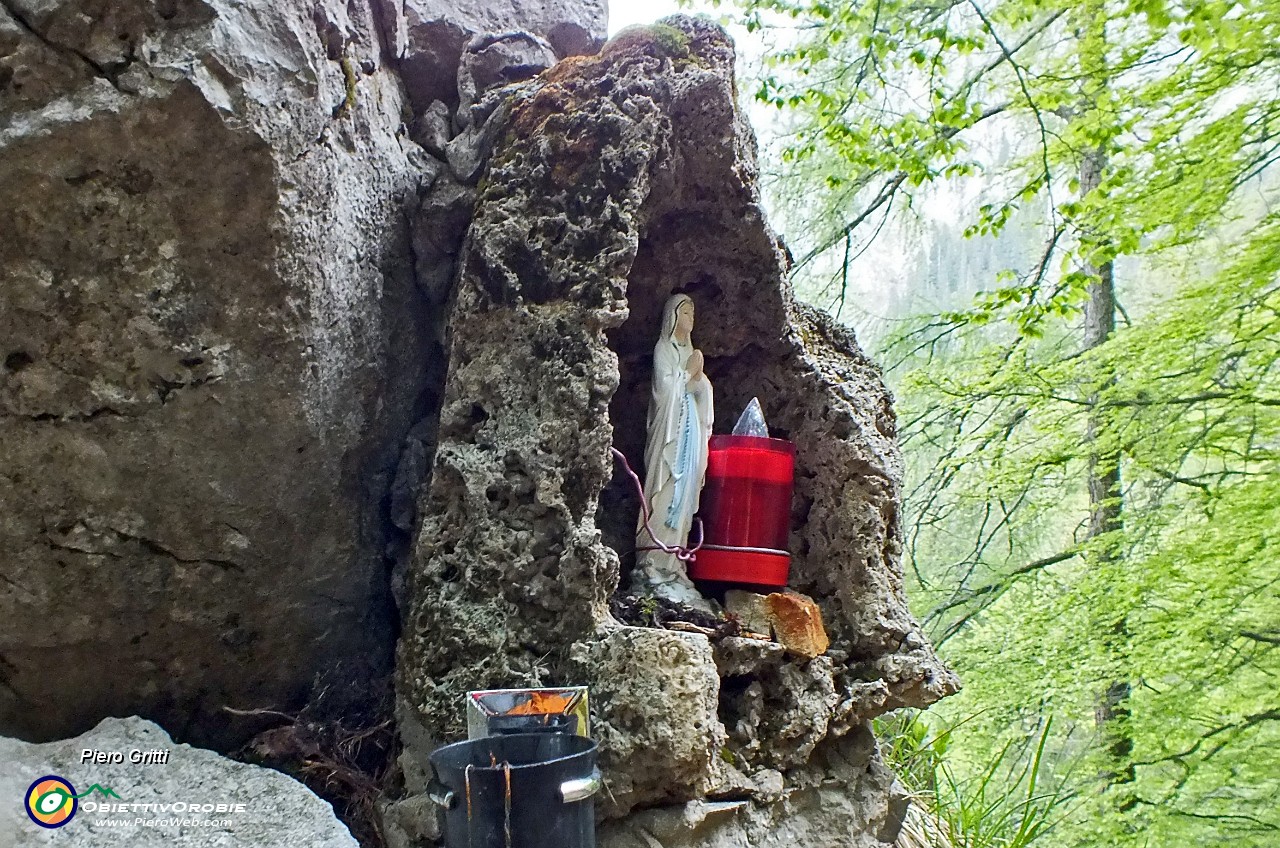 93 Madonnina sulla roccia....JPG